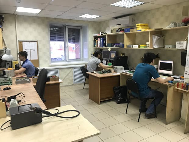 Сотрудники проверяют электронику