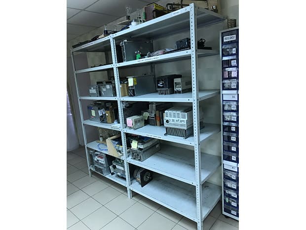 Складирование электронных блоков фотография